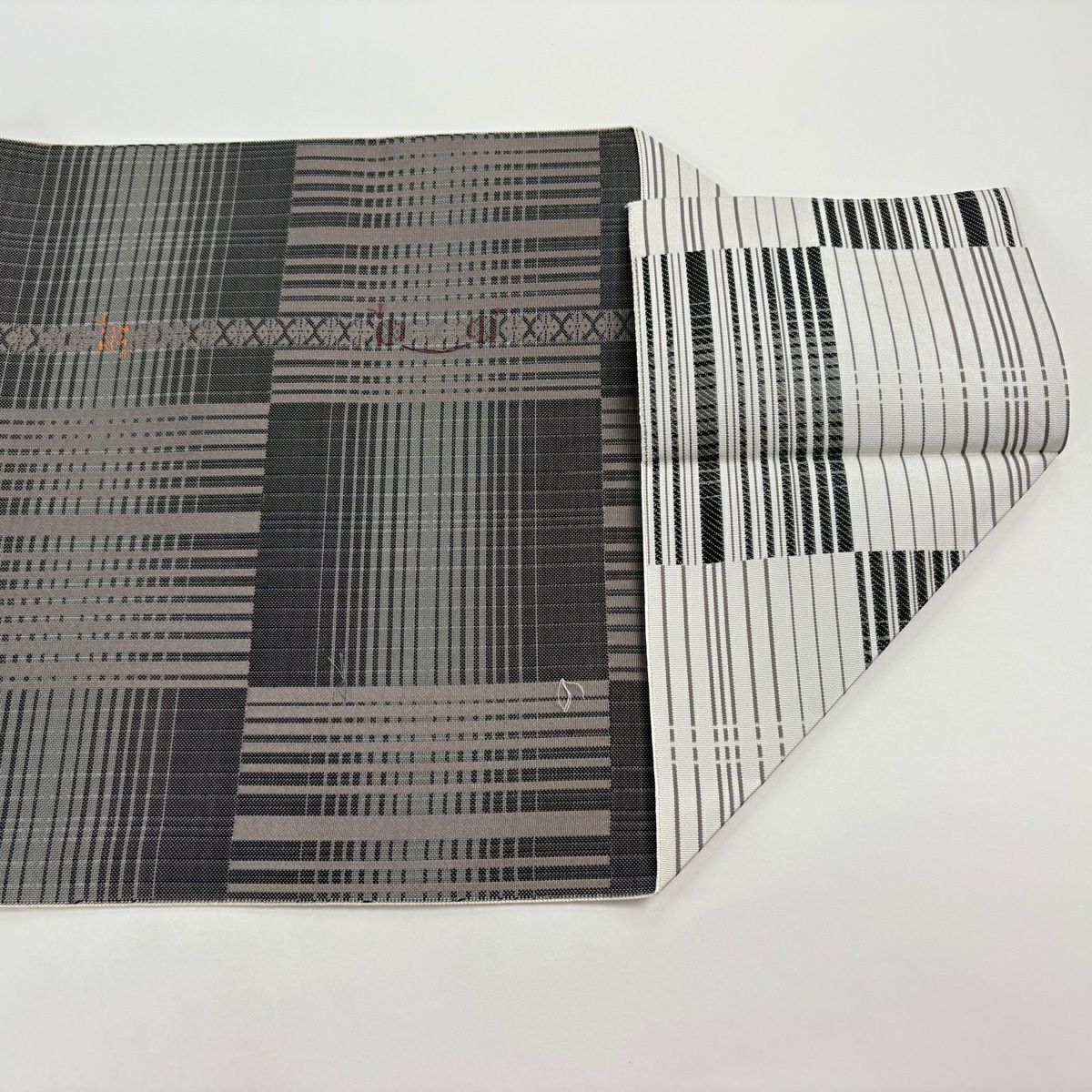 【美品】 名古屋帶 逸品級 八寸名古屋帶 松樹葉裁縫 灰白 純蠶絲