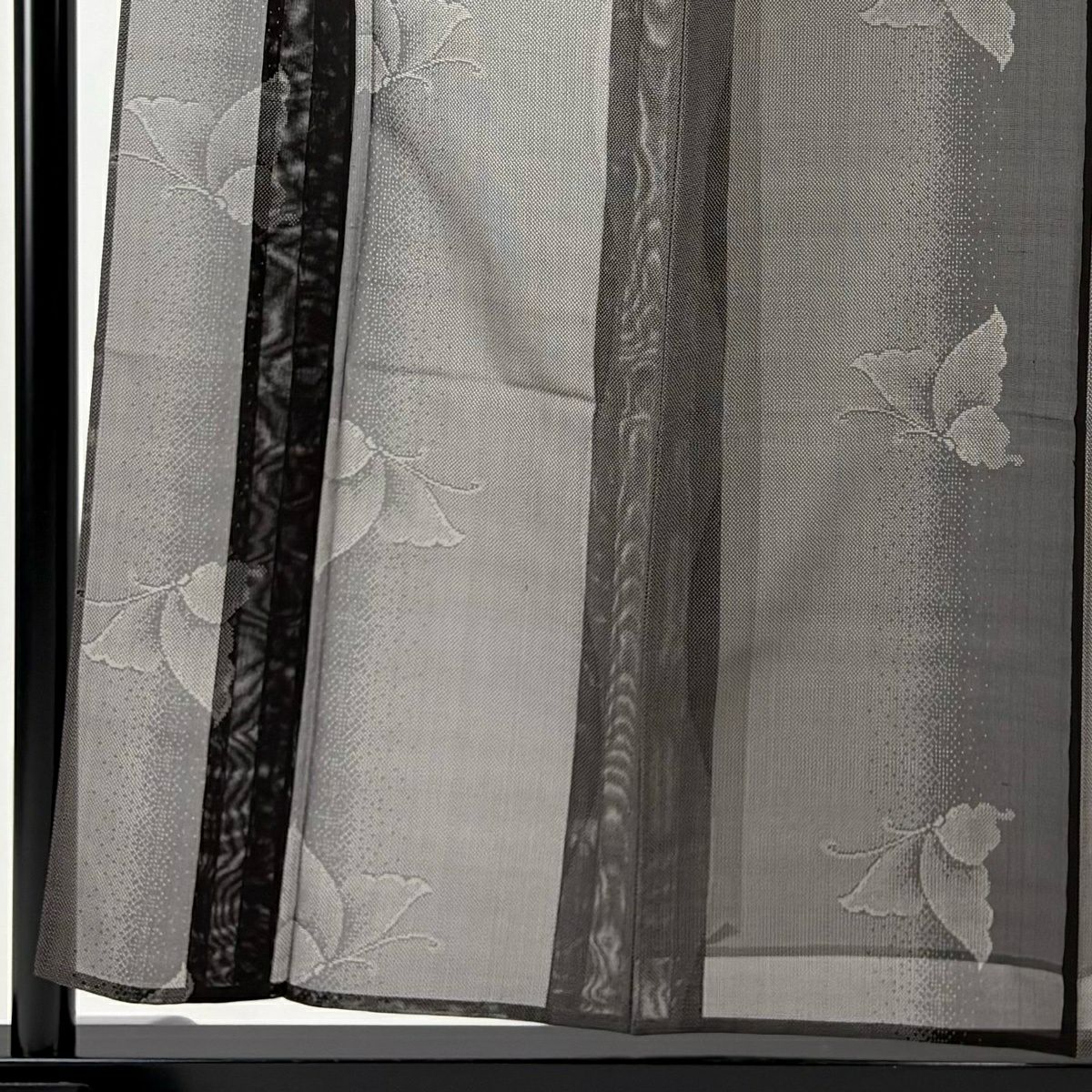 【美品】 紬織 身長157.5cm 袖長62cm S 薄物 夏大島 巴衿 證書在側 蝶 幾何圖案 黑灰 純蠶絲 優品級