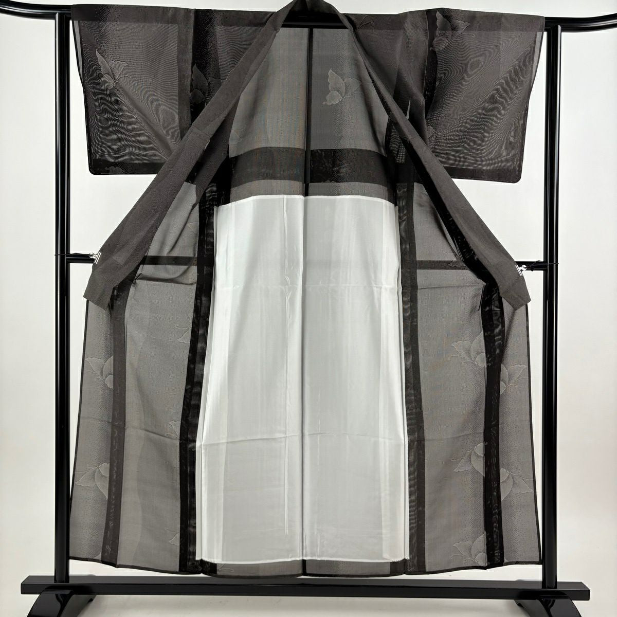 【美品】 紬織 身長157.5cm 袖長62cm S 薄物 夏大島 巴衿 證書在側 蝶 幾何圖案 黑灰 純蠶絲 優品級