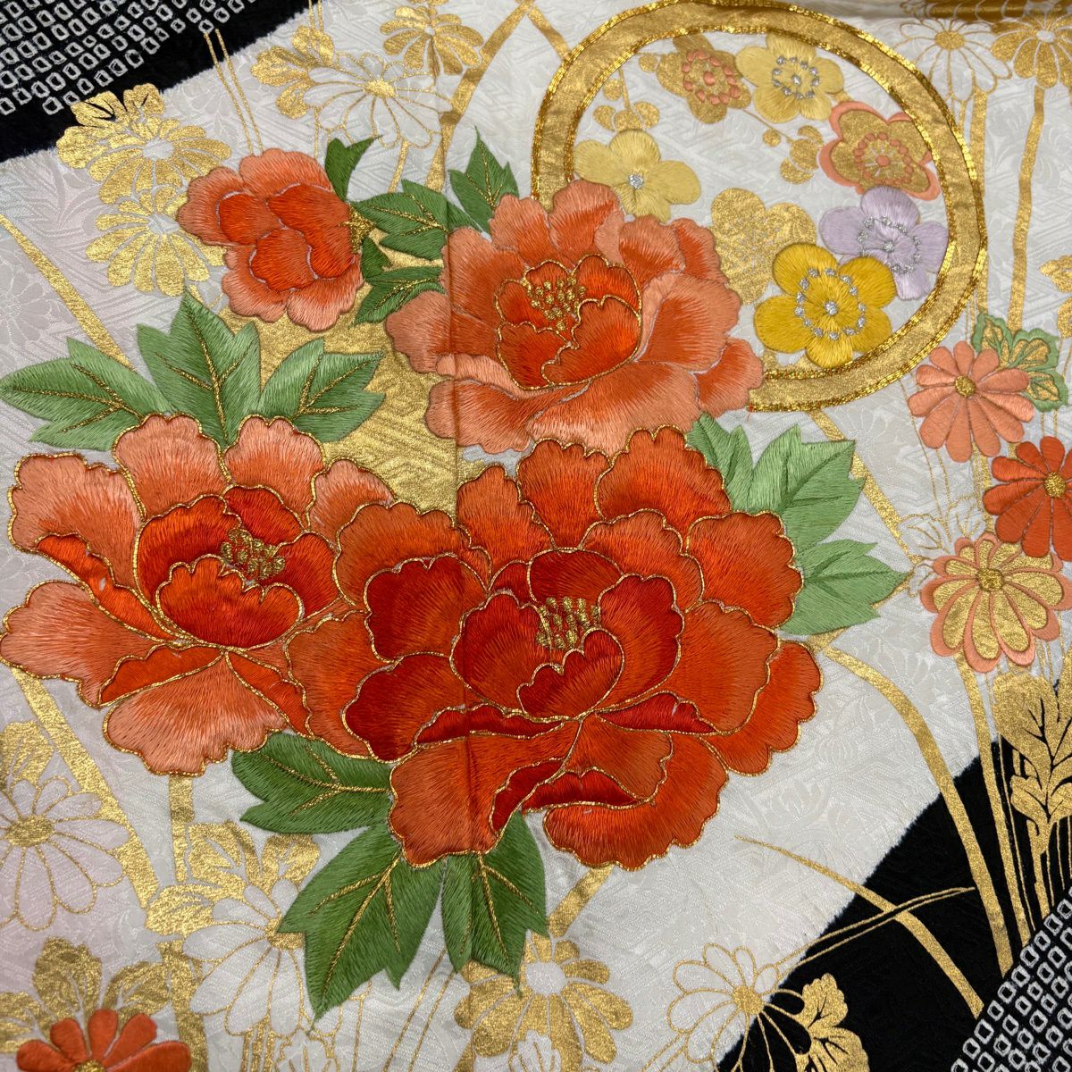 振袖禮服 身長159.5cm 袖長64cm M 雙層 牡丹 松樹梅花 刺繡 絞染 灰白 純蠶絲 秀品級