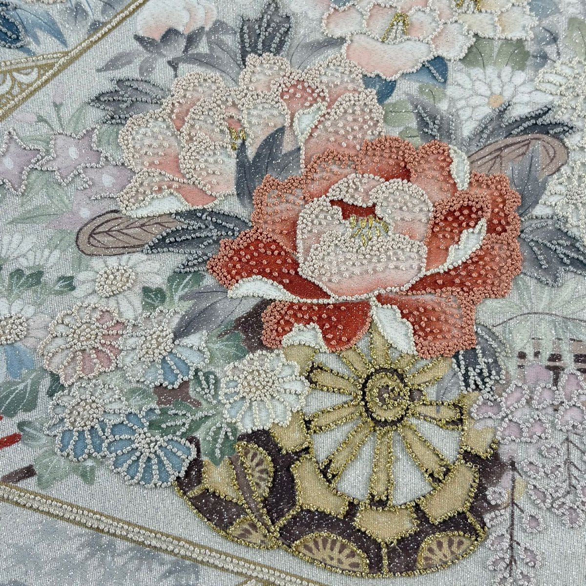 【美品】 袋帶 秀品級 關西仕立 花車 花唐草紋 相良刺繡 銀通 灰白 お太鼓柄 純蠶絲
