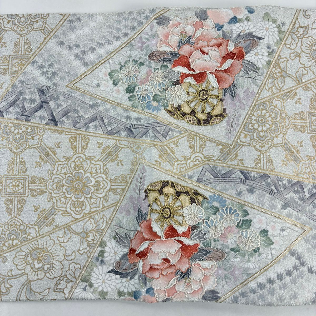 【美品】 袋帶 秀品級 關西仕立 花車 花唐草紋 相良刺繡 銀通 灰白 お太鼓柄 純蠶絲