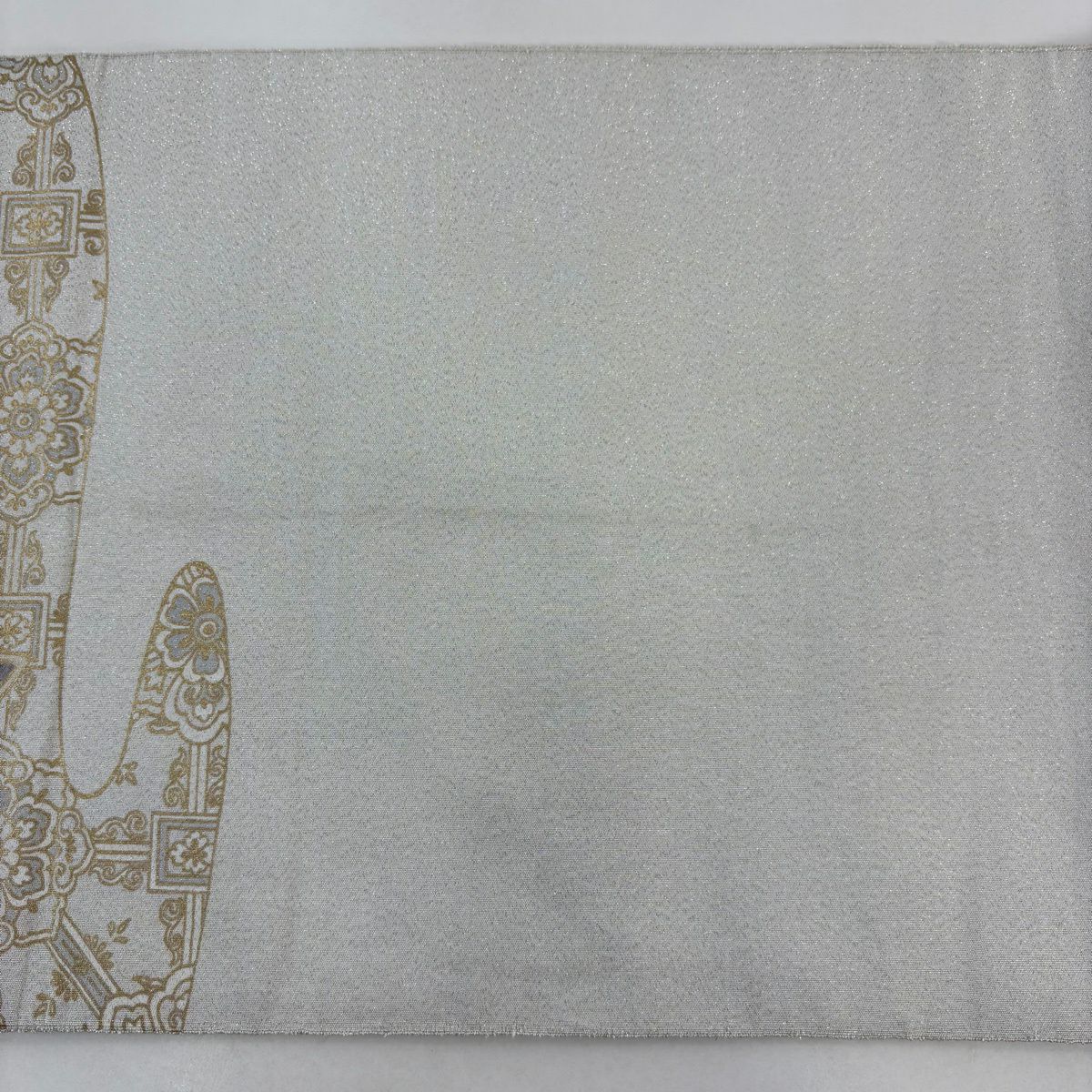 【美品】 袋帶 秀品級 關西仕立 花車 花唐草紋 相良刺繡 銀通 灰白 お太鼓柄 純蠶絲