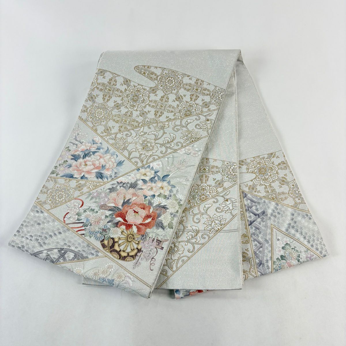【美品】 袋帶 秀品級 關西仕立 花車 花唐草紋 相良刺繡 銀通 灰白 お太鼓柄 純蠶絲