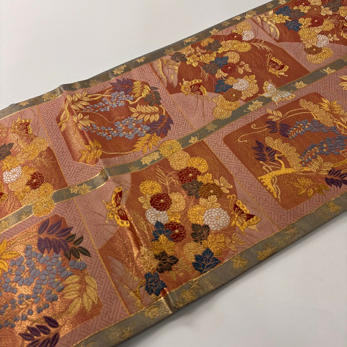 【美品】 袋帶 秀品級 蝶 菊花 金糸 金金箔 鮭粉色 六通 純蠶絲
