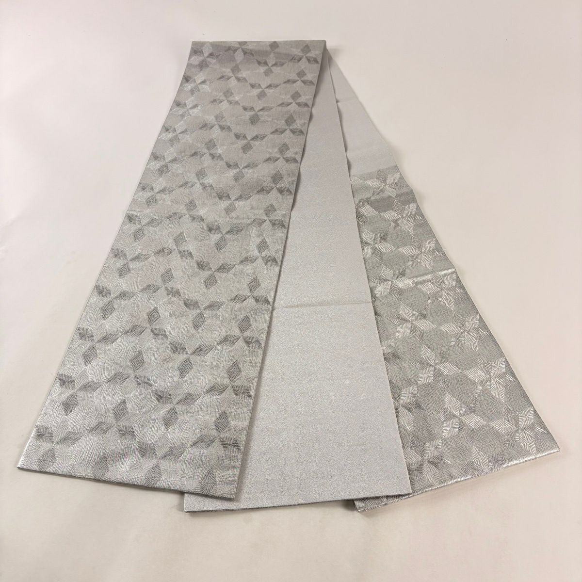 【美品】 袋帶 秀品級 若松樹 幾何學圖案 金金箔 灰 六通 純蠶絲
