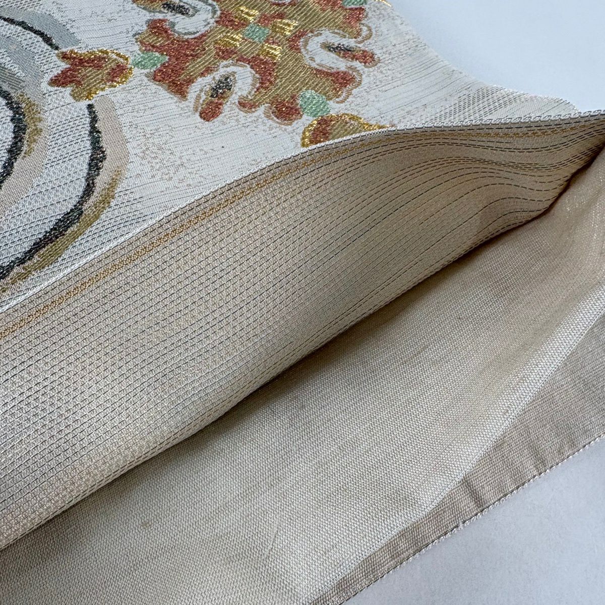 【美品】 袋帶 秀品級 渦卷 草花紋 金絲 金金箔 米色 大鼓圖案 純蠶絲