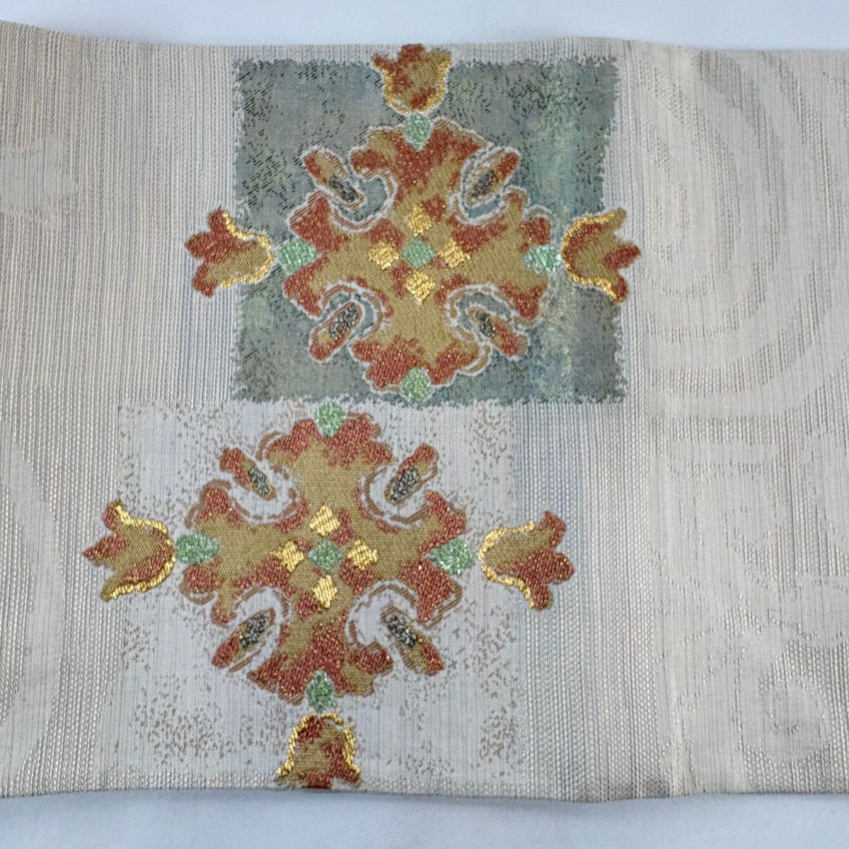 【美品】 袋帶 秀品級 渦卷 草花紋 金絲 金金箔 米色 大鼓圖案 純蠶絲