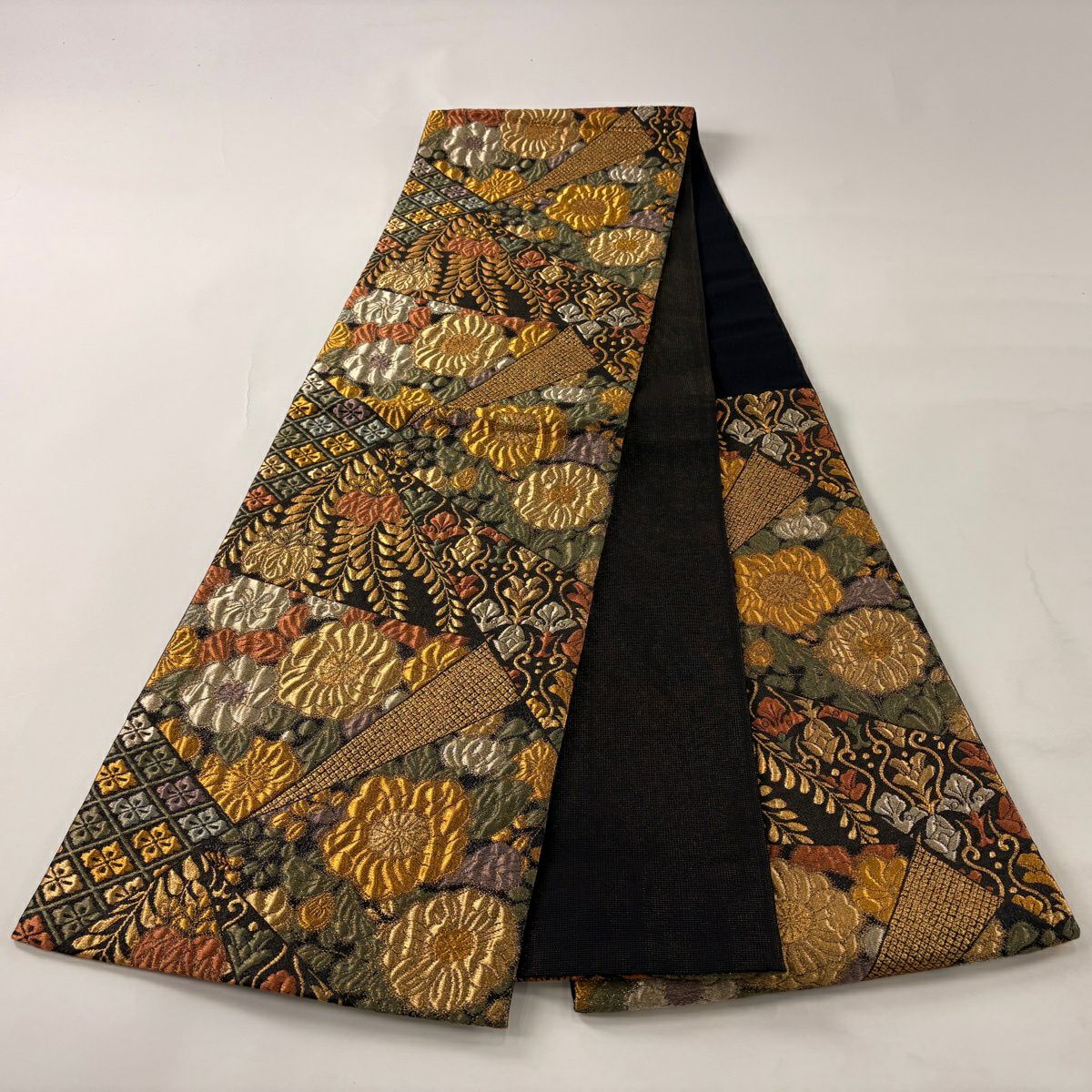 【美品】 袋帶 秀品級 草花紋 花菱 金金箔 金絲 墨色 六通 純蠶絲