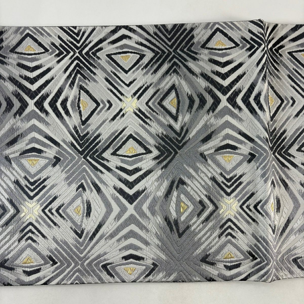 【美品】 袋帶 秀品級 新小石丸 松樹煙染 幾何學圖案 金絲 唐織 灰白 六通 純蠶絲