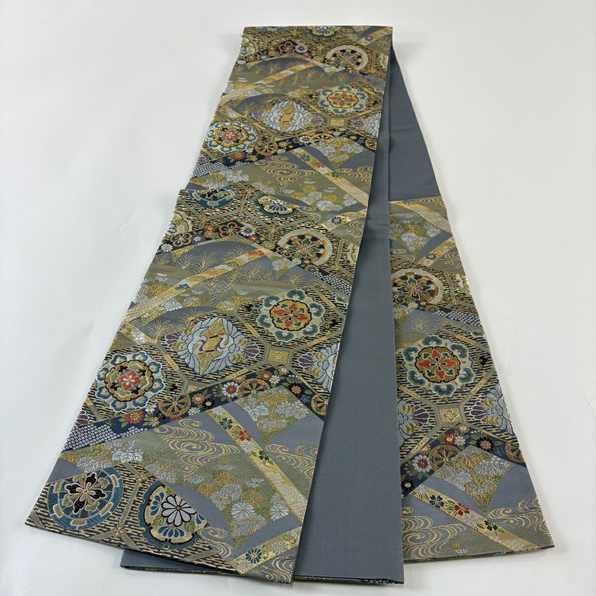 【美品】 袋帶 秀品級 青海松樹皮華紋 金銀彩 刺繡 灰色 六通 純蠶絲