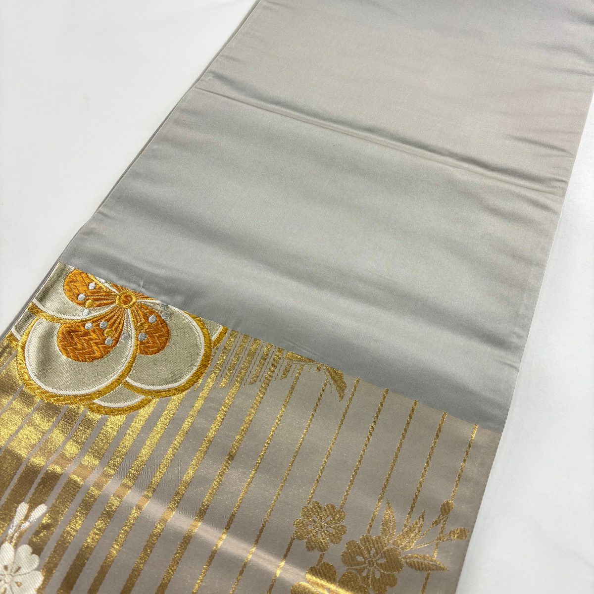 【美品】 袋帶 秀品級 旋梅花 蝴蝶 金銀彩 唐織 灰色 六通 純蠶絲