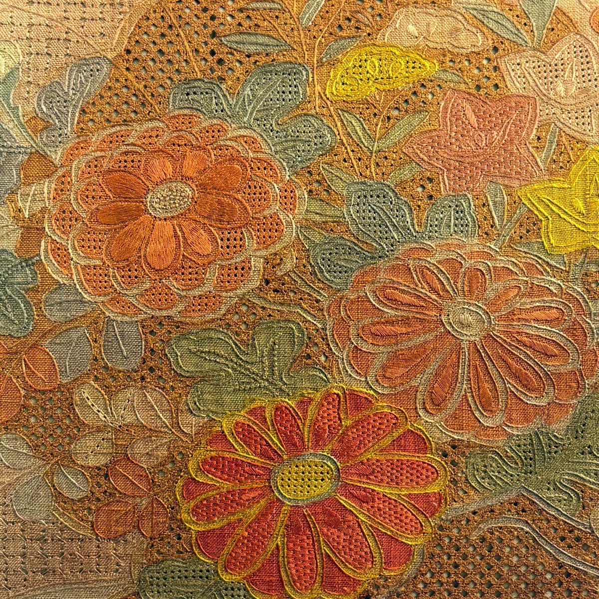 【美品】 袋帶 秀品級 關西仕立 紬織織 草花紋紋 雲文 汕頭刺繡 黃土 深色 お太鼓柄 純蠶絲