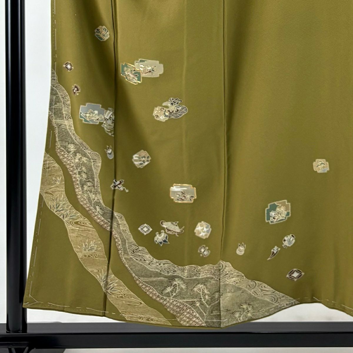 【美品】 留袖禮服禮服 身長154.5cm 袖長63.5cm S 雙層 寶盡くし 松樹 金絲 金銀彩 鶯色 純蠶絲 秀品級 一つ紋