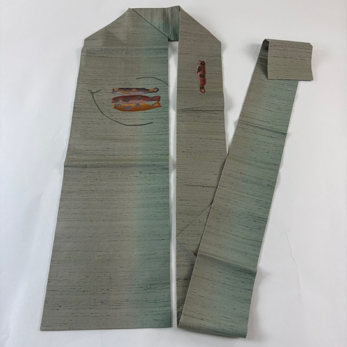 【美品】 名古屋帶 秀品級 紬織織 魚 相良刺繡 灰綠 純蠶絲