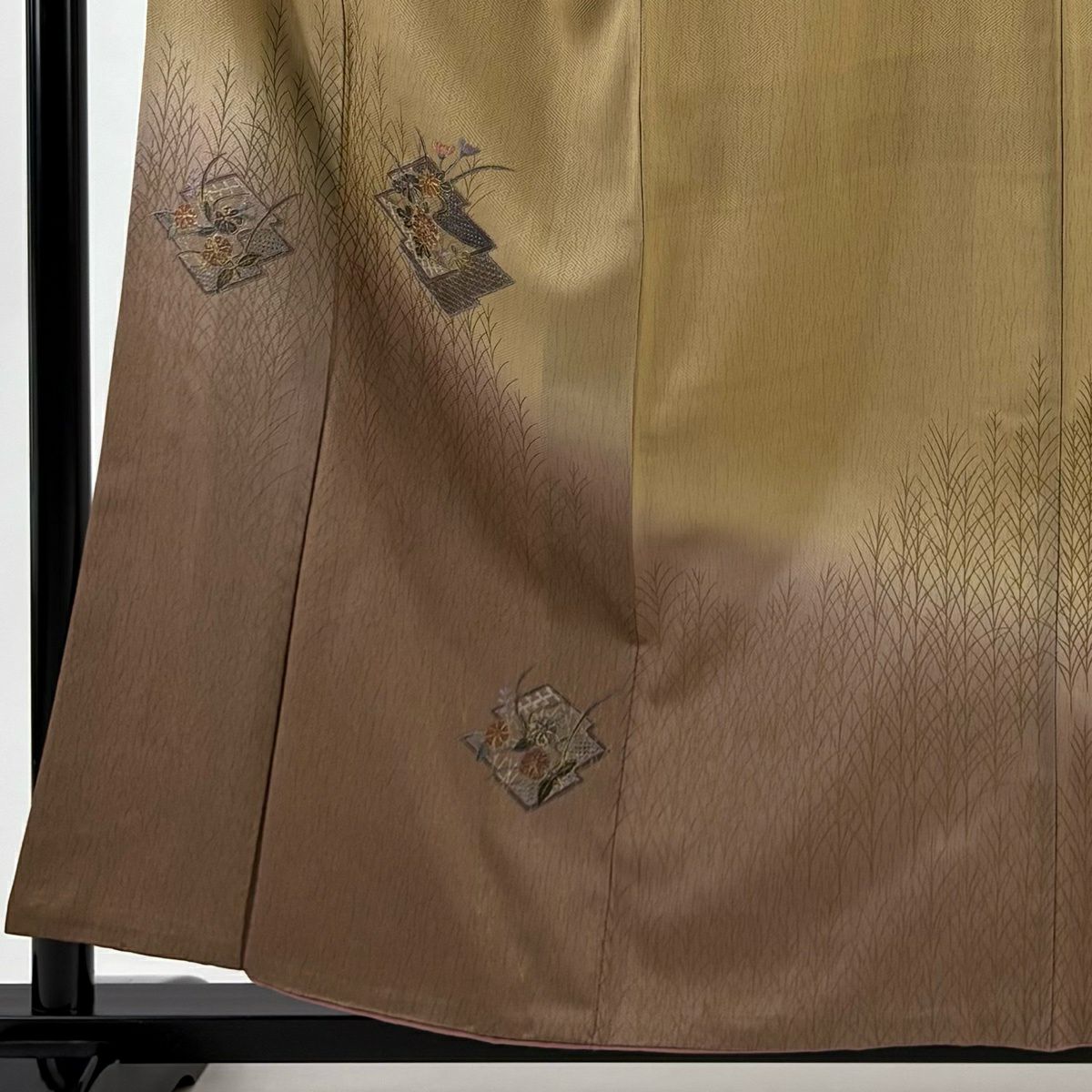 【美品】訪問服 身長158cm 袖長64cm M 雙層 草花紋紋 松樹川菱 刺繡 金彩裝飾 淺茶 純蠶絲 秀品級