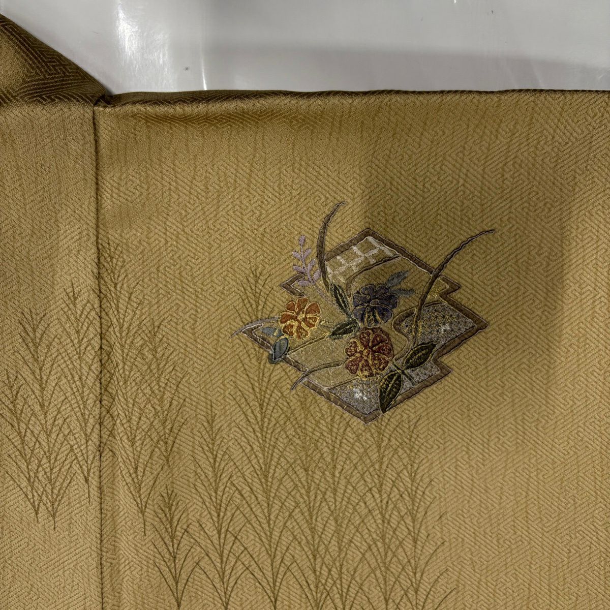 【美品】訪問服 身長158cm 袖長64cm M 雙層 草花紋紋 松樹川菱 刺繡 金彩裝飾 淺茶 純蠶絲 秀品級