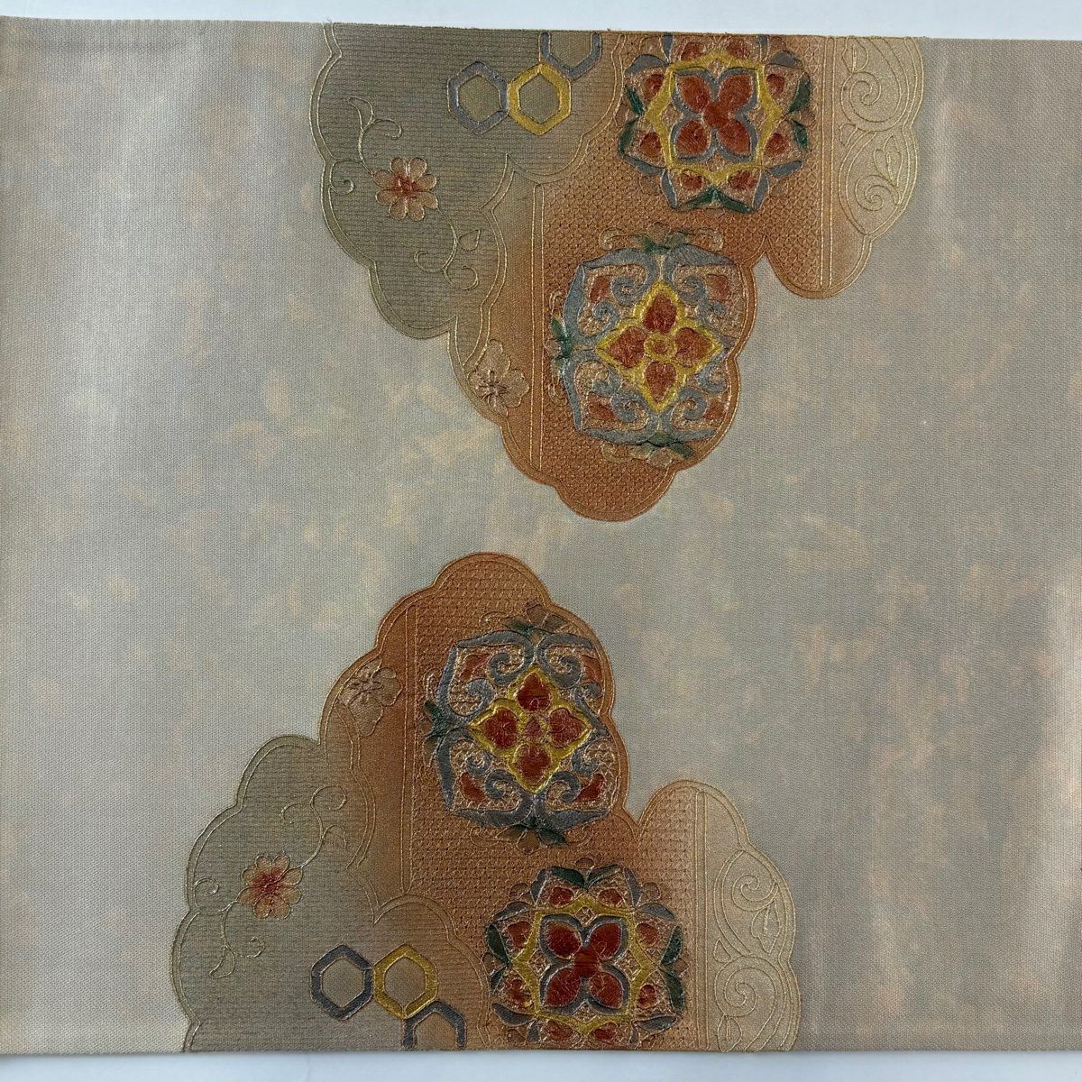 袋帶 秀品級 華紋 花唐草紋 刺繡 金彩裝飾 米色 お太鼓圖案 純蠶絲