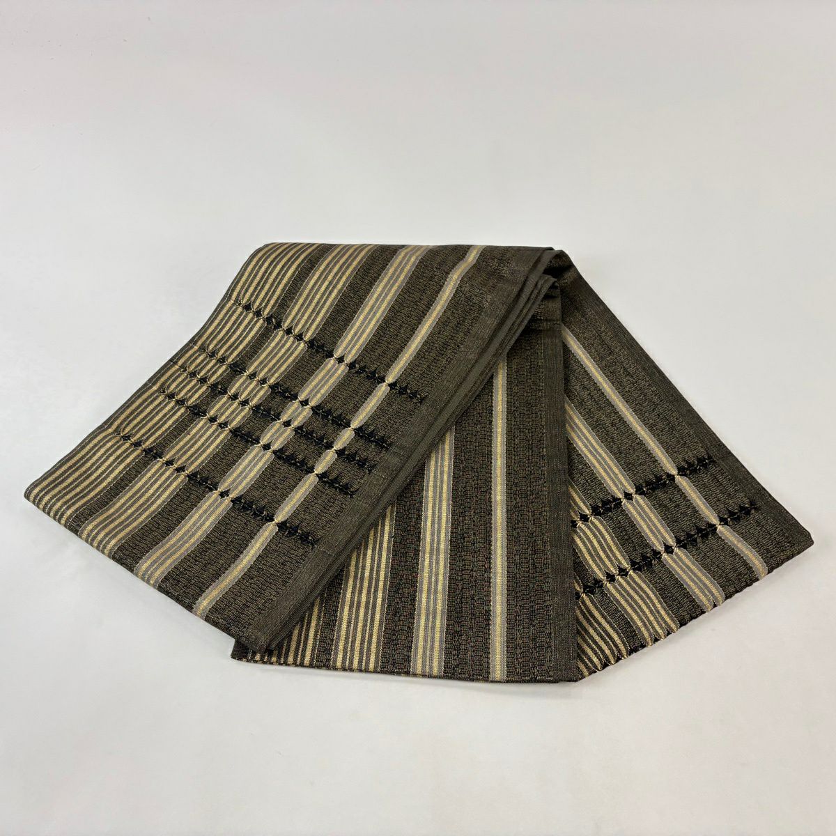 【美品】 袋帶 秀品級 幾何學 縞 金絲 黑 お太鼓圖案 純蠶絲