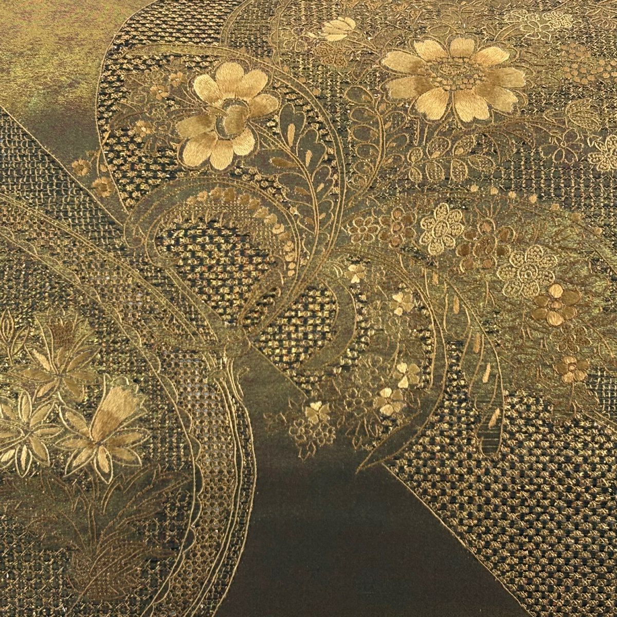 【美品】 袋帶 秀品級 草花紋刺繡 金金箔 金茶 お太鼓圖案 純蠶絲