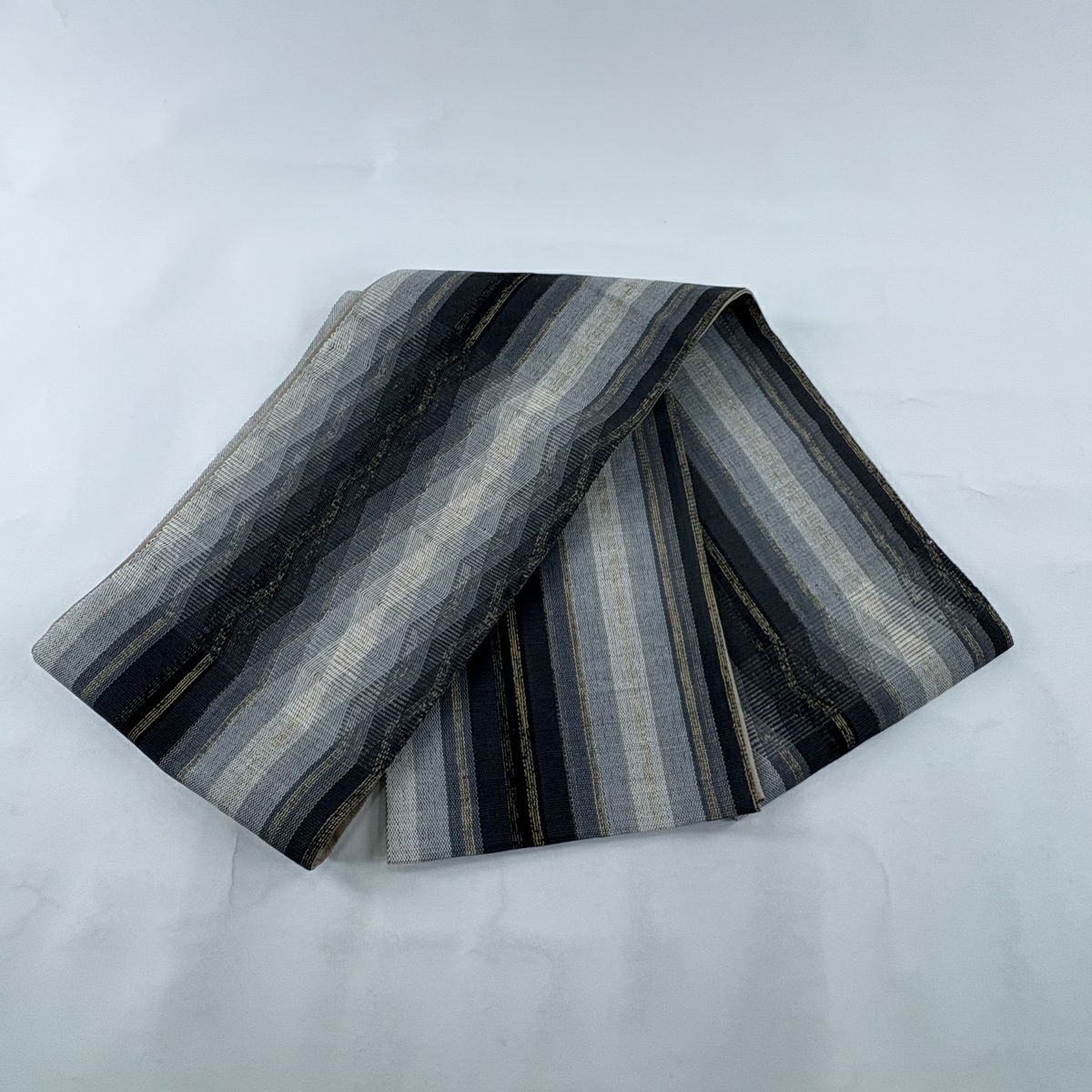 【美品】 袋帶 秀品級 幾何學 縞 金通 灰 深色 お太鼓圖案 純蠶絲