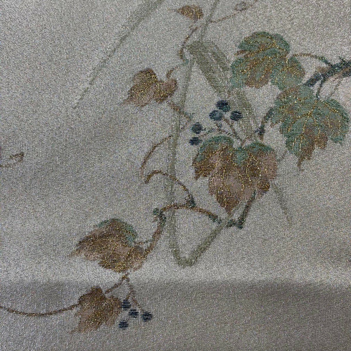 袋帶 秀品級 葉與果實 竹子葉 金金箔 灰白色 後背圖案 純蠶絲