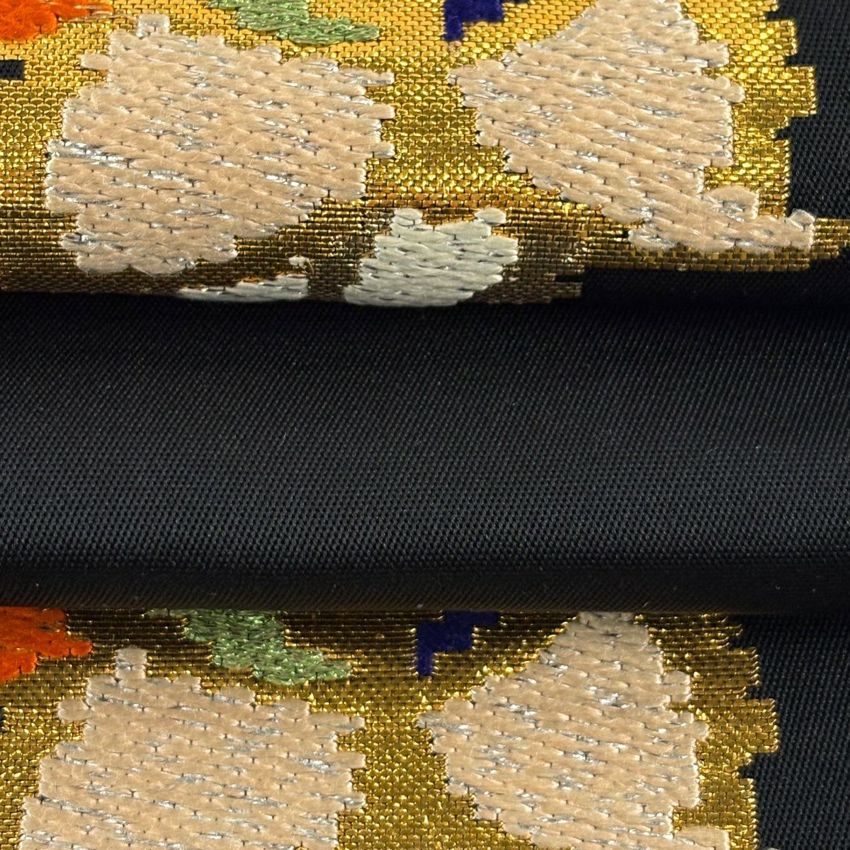 袋帶 逸品級 龍村平蔵 落款あり 毛房文 草花紋刺繡 金金箔 黑 お太鼓柄 純蠶絲