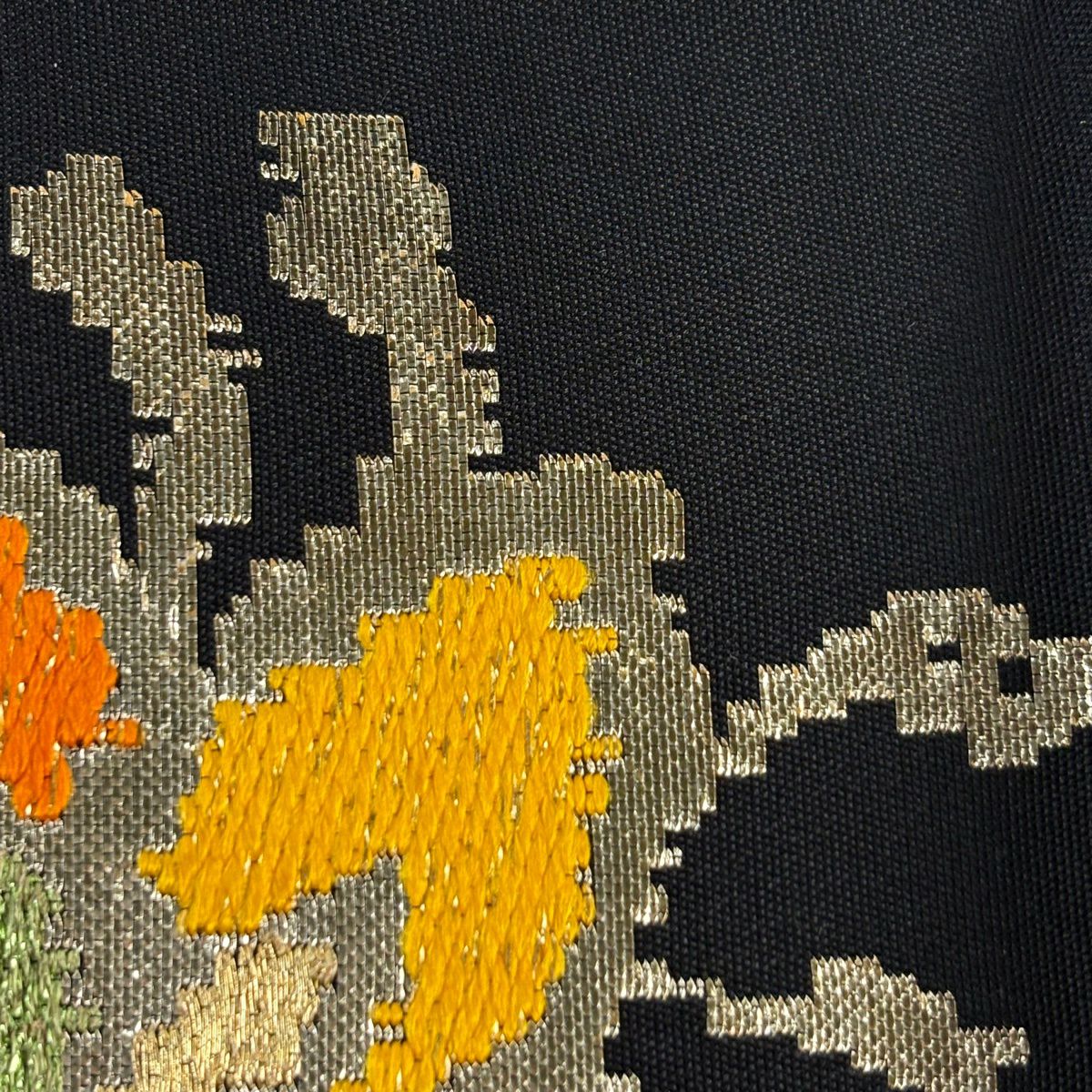 袋帶 逸品級 龍村平蔵 落款あり 毛房文 草花紋刺繡 金金箔 黑 お太鼓柄 純蠶絲